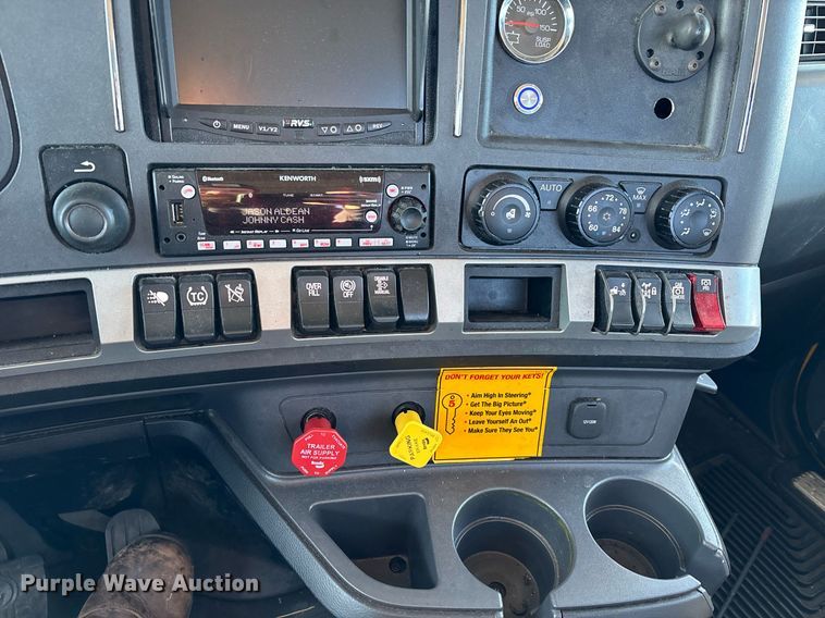 image for item ER4713 2022 Kenworth T680 semi truck