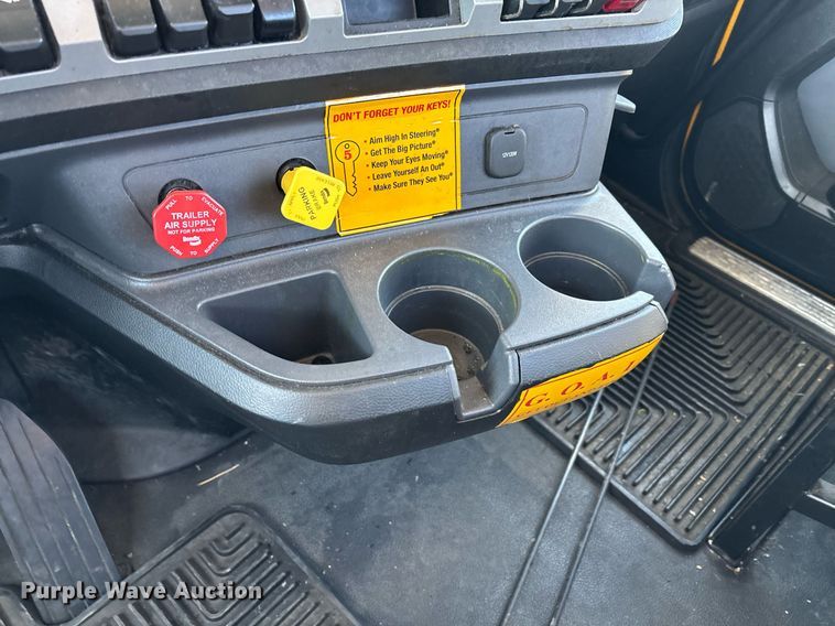 image for item ER4713 2022 Kenworth T680 semi truck