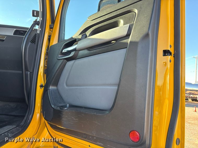 image for item ER4713 2022 Kenworth T680 semi truck