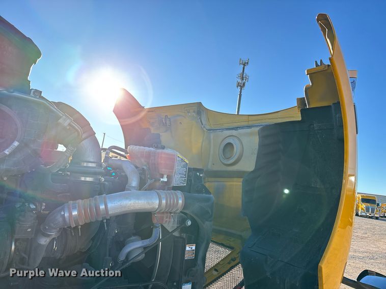 image for item ER4713 2022 Kenworth T680 semi truck