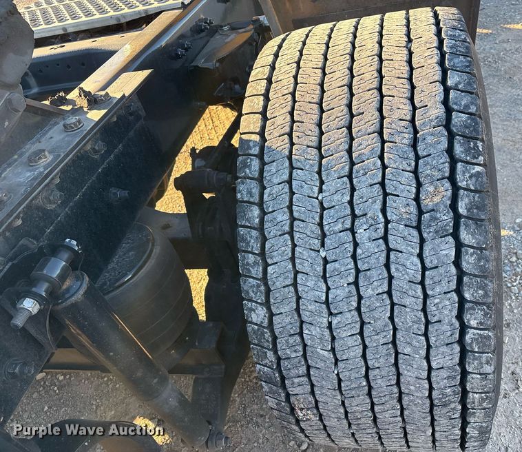 image for item ER4713 2022 Kenworth T680 semi truck