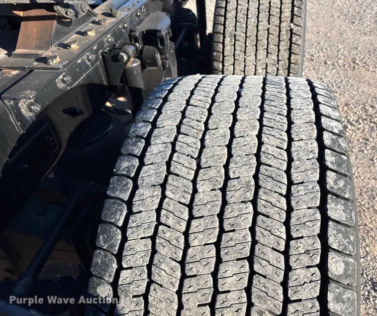 image for item ER4713 2022 Kenworth T680 semi truck