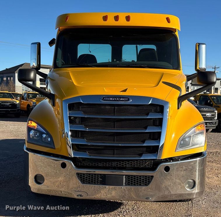 image for item ER4716 2020 Freightliner Cascadia 126 semi truck