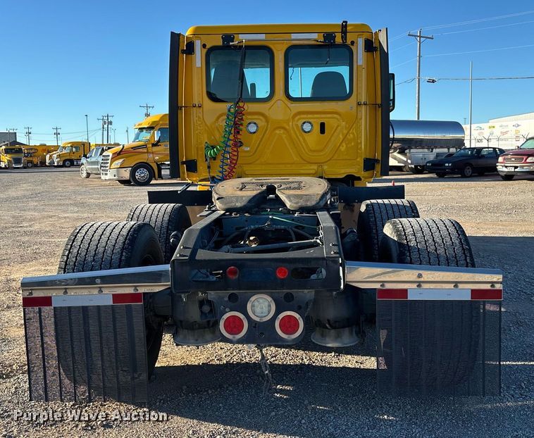 image for item ER4716 2020 Freightliner Cascadia 126 semi truck