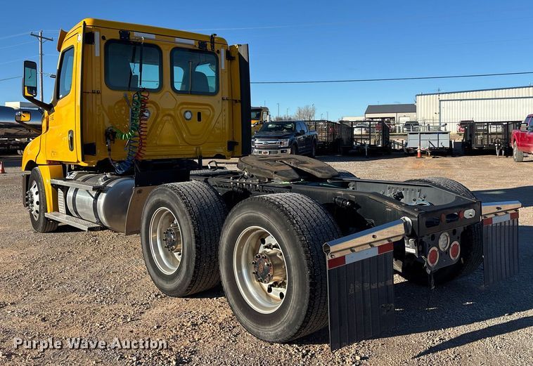 image for item ER4716 2020 Freightliner Cascadia 126 semi truck