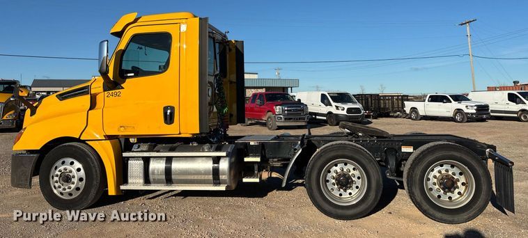 image for item ER4716 2020 Freightliner Cascadia 126 semi truck