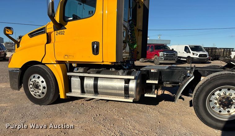 image for item ER4716 2020 Freightliner Cascadia 126 semi truck