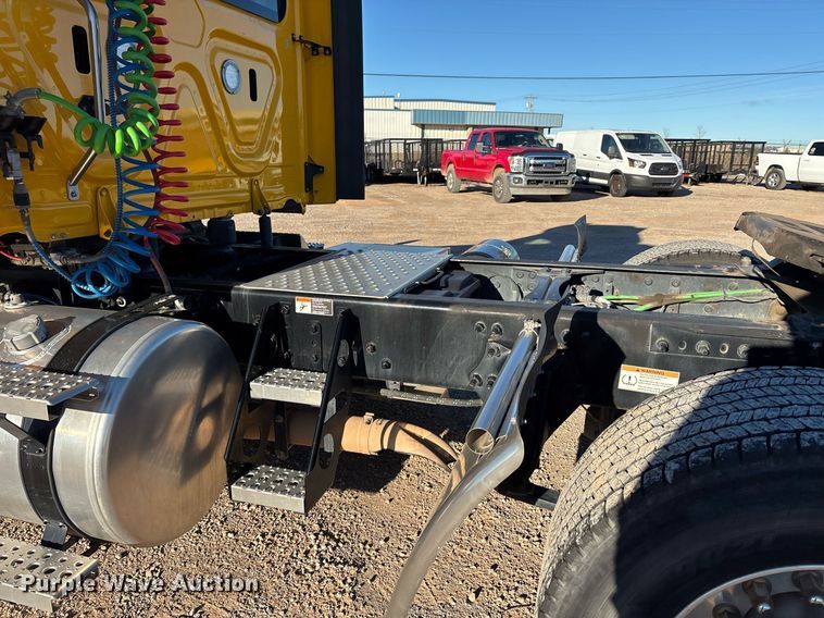 image for item ER4716 2020 Freightliner Cascadia 126 semi truck