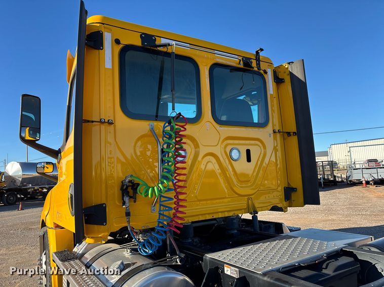 image for item ER4716 2020 Freightliner Cascadia 126 semi truck