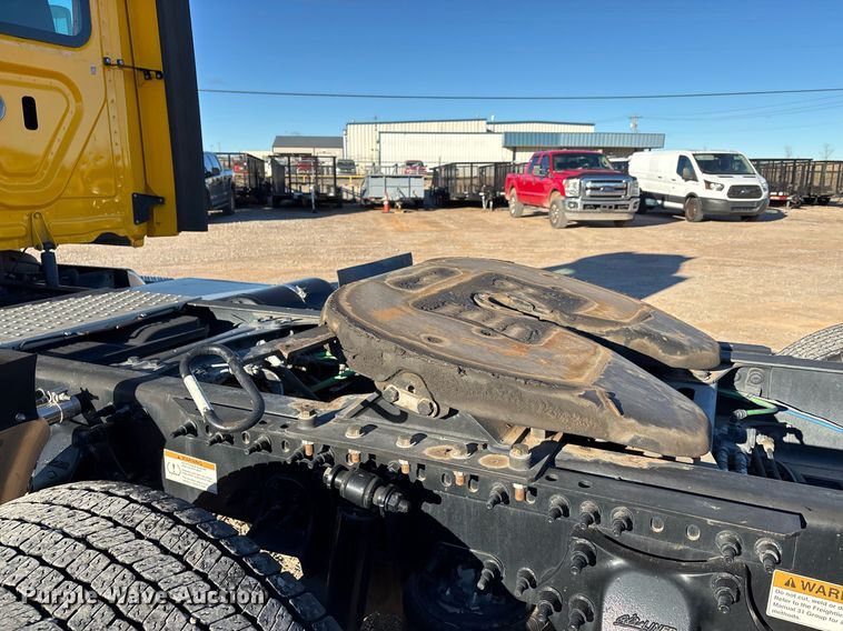 image for item ER4716 2020 Freightliner Cascadia 126 semi truck