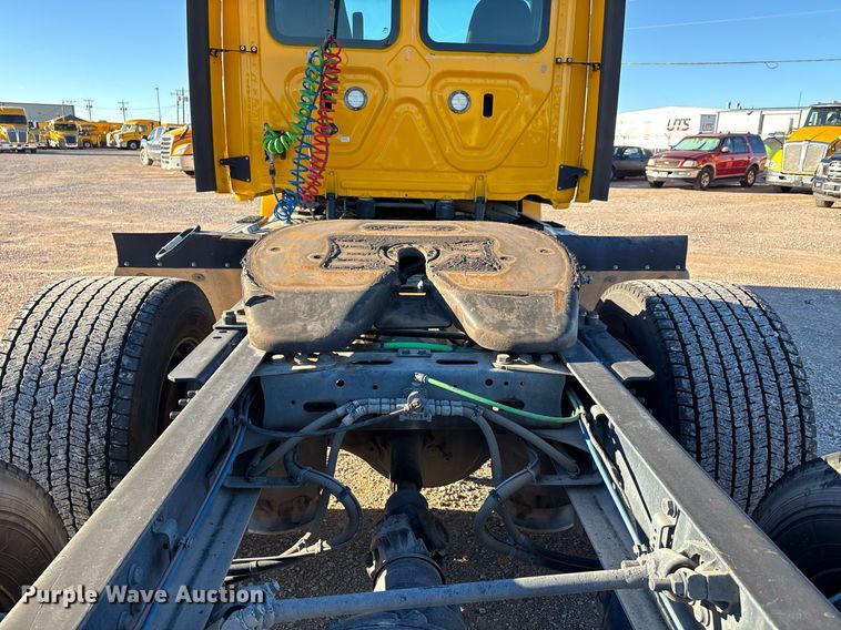 image for item ER4716 2020 Freightliner Cascadia 126 semi truck