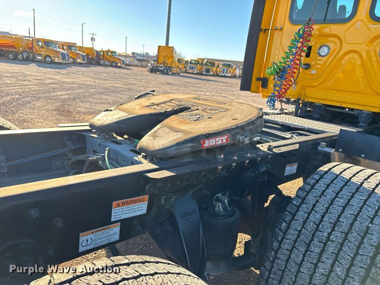 image for item ER4716 2020 Freightliner Cascadia 126 semi truck