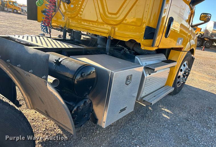 image for item ER4716 2020 Freightliner Cascadia 126 semi truck