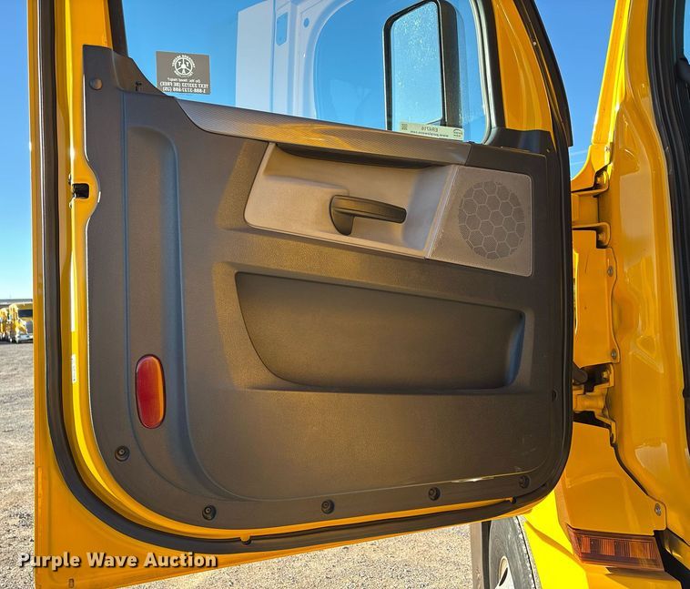 image for item ER4716 2020 Freightliner Cascadia 126 semi truck