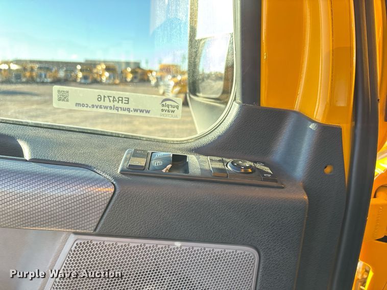 image for item ER4716 2020 Freightliner Cascadia 126 semi truck