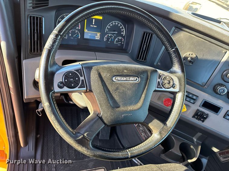 image for item ER4716 2020 Freightliner Cascadia 126 semi truck