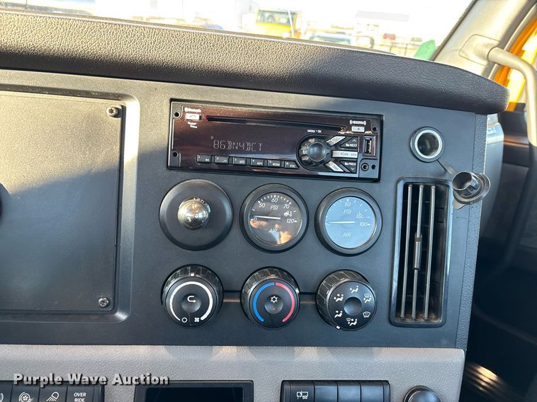 image for item ER4716 2020 Freightliner Cascadia 126 semi truck