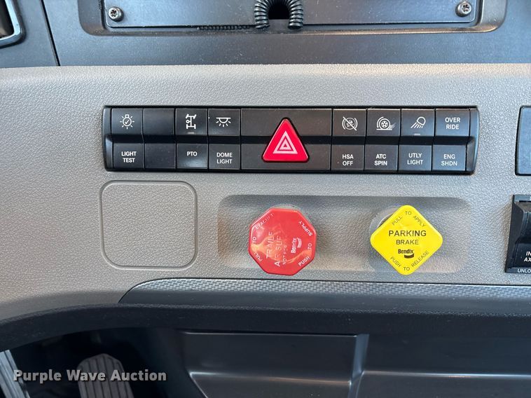 image for item ER4716 2020 Freightliner Cascadia 126 semi truck