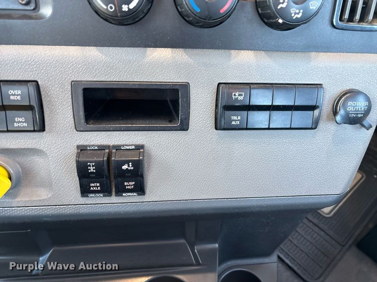 image for item ER4716 2020 Freightliner Cascadia 126 semi truck