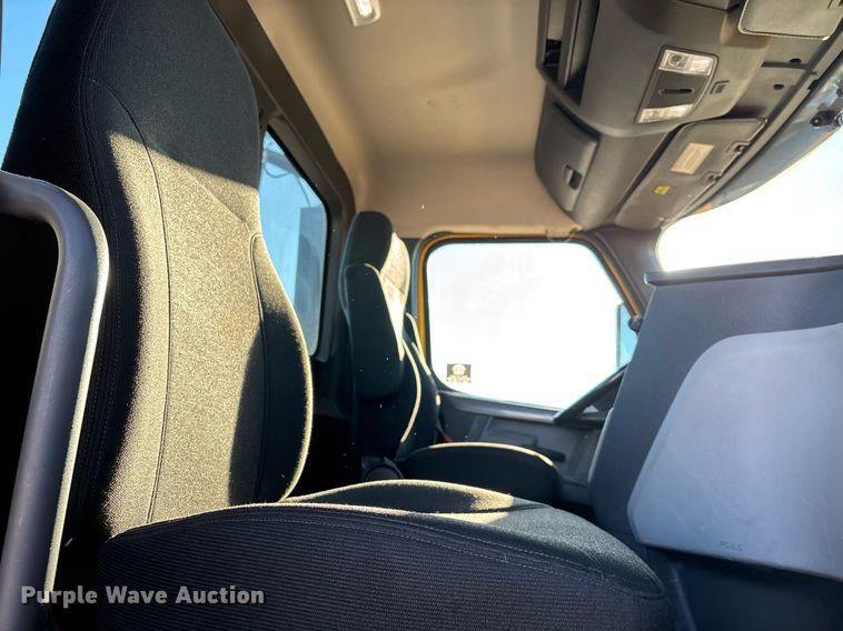 image for item ER4716 2020 Freightliner Cascadia 126 semi truck