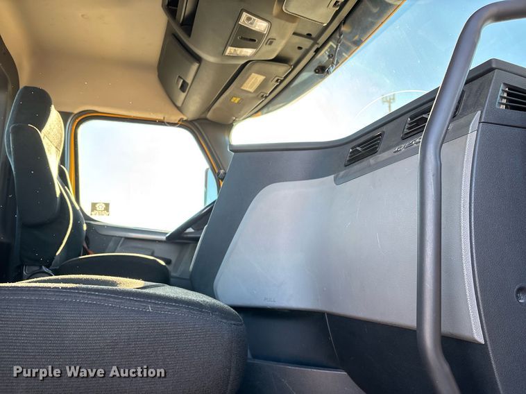 image for item ER4716 2020 Freightliner Cascadia 126 semi truck