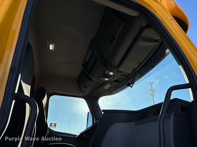 image for item ER4716 2020 Freightliner Cascadia 126 semi truck