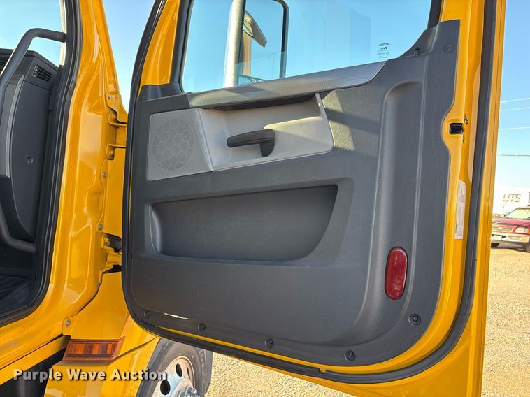 image for item ER4716 2020 Freightliner Cascadia 126 semi truck