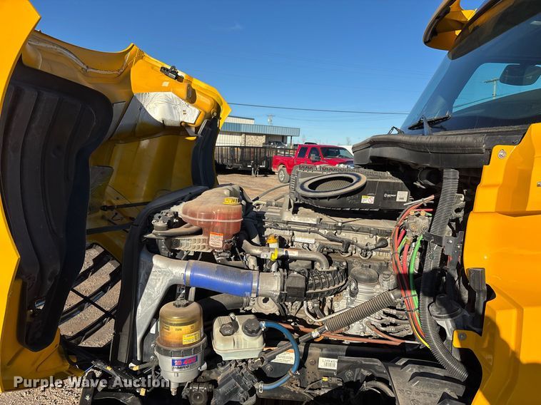 image for item ER4716 2020 Freightliner Cascadia 126 semi truck