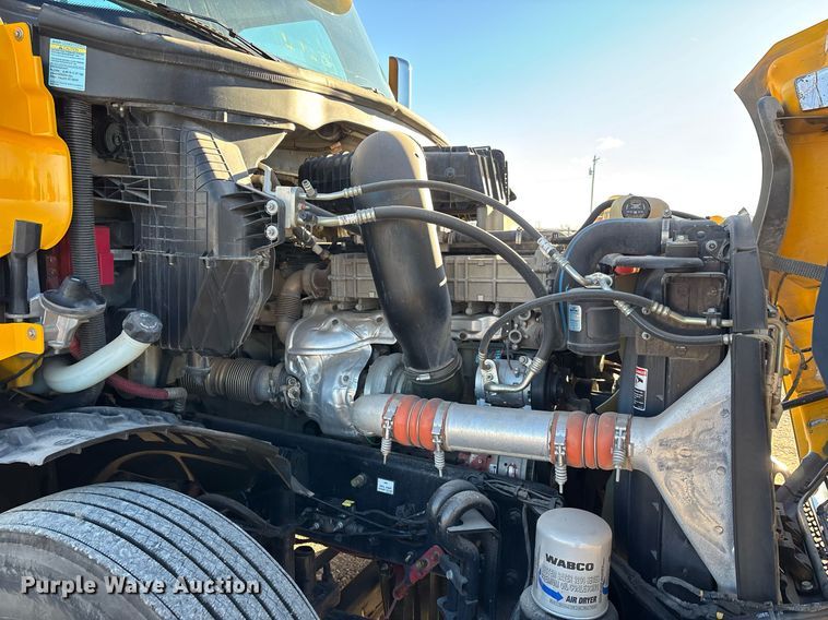 image for item ER4716 2020 Freightliner Cascadia 126 semi truck