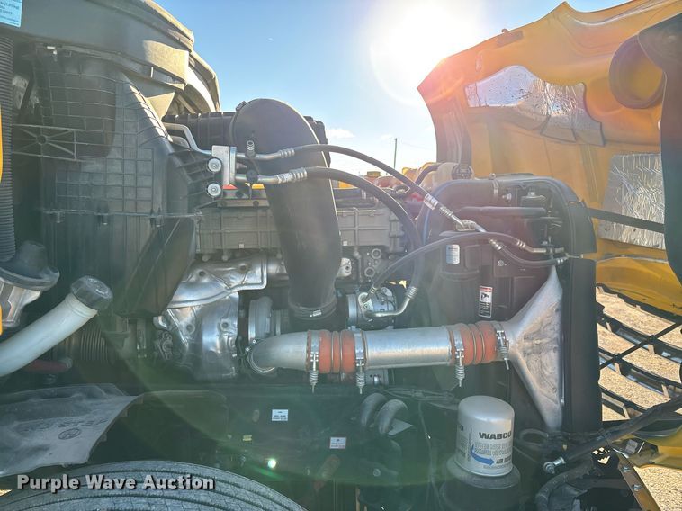 image for item ER4716 2020 Freightliner Cascadia 126 semi truck