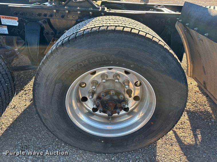 image for item ER4716 2020 Freightliner Cascadia 126 semi truck