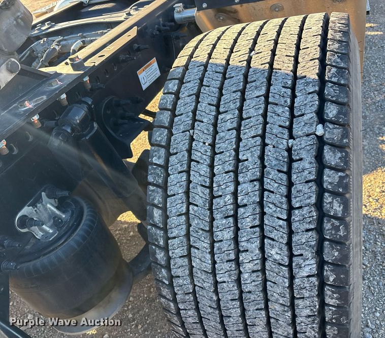 image for item ER4716 2020 Freightliner Cascadia 126 semi truck