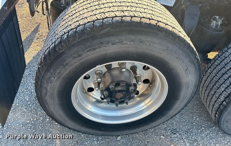 image for item ER4716 2020 Freightliner Cascadia 126 semi truck