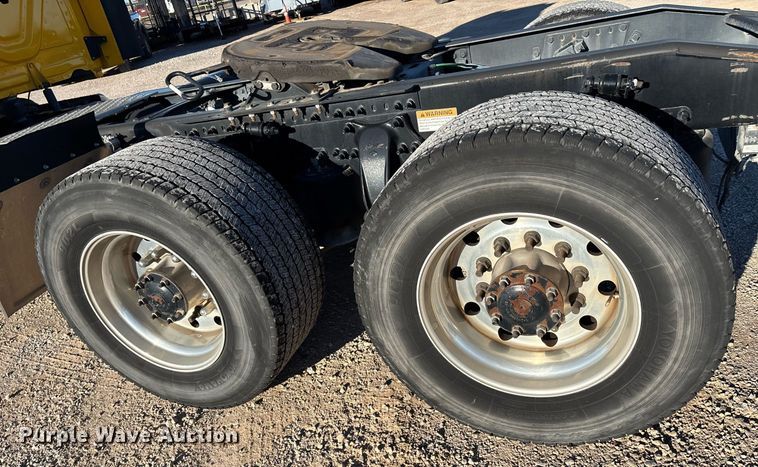 image for item ER4716 2020 Freightliner Cascadia 126 semi truck