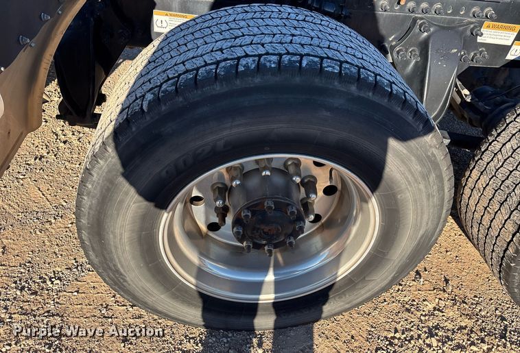 image for item ER4716 2020 Freightliner Cascadia 126 semi truck