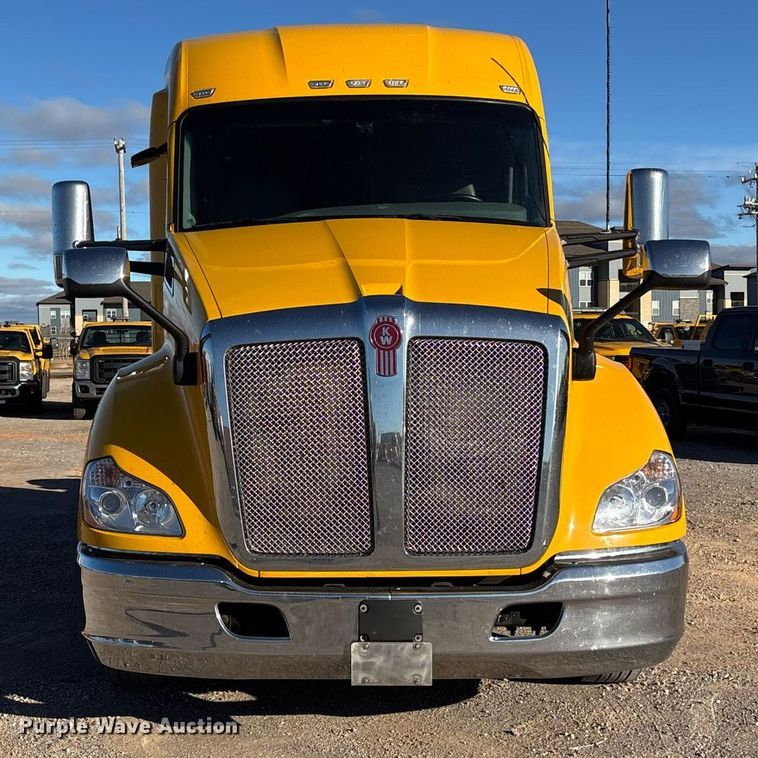 image for item ER4717 2019 Kenworth T680 semi truck
