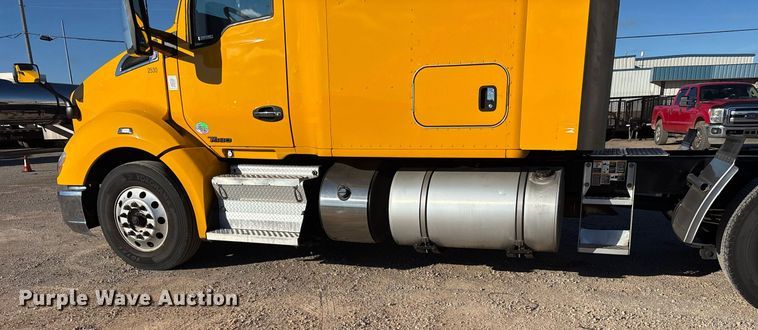 image for item ER4717 2019 Kenworth T680 semi truck