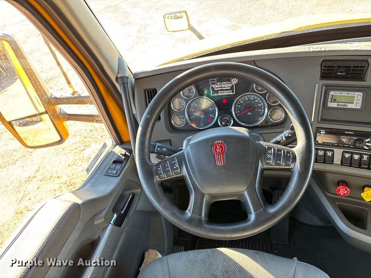 image for item ER4717 2019 Kenworth T680 semi truck