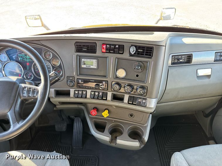 image for item ER4717 2019 Kenworth T680 semi truck