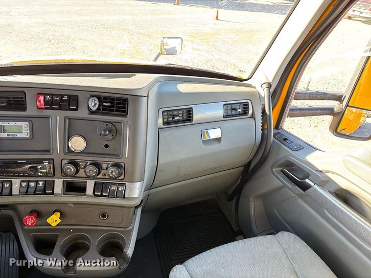 image for item ER4717 2019 Kenworth T680 semi truck