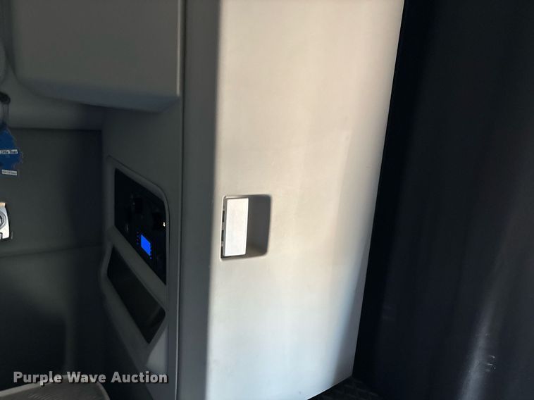 image for item ER4717 2019 Kenworth T680 semi truck