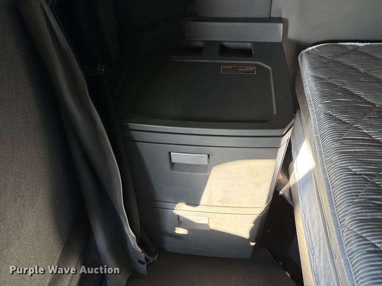 image for item ER4717 2019 Kenworth T680 semi truck