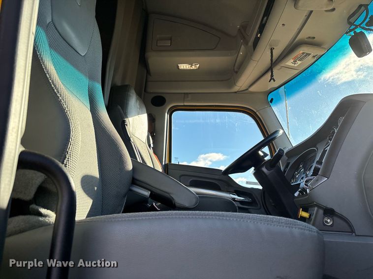 image for item ER4717 2019 Kenworth T680 semi truck