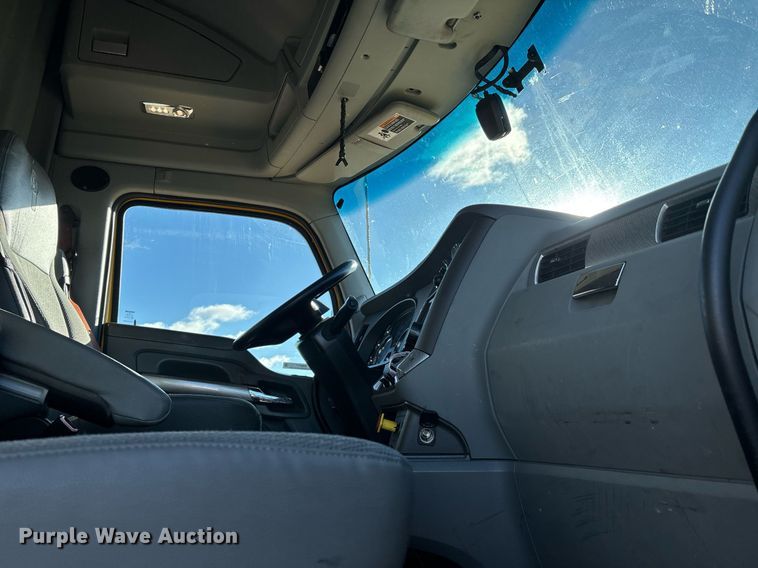 image for item ER4717 2019 Kenworth T680 semi truck