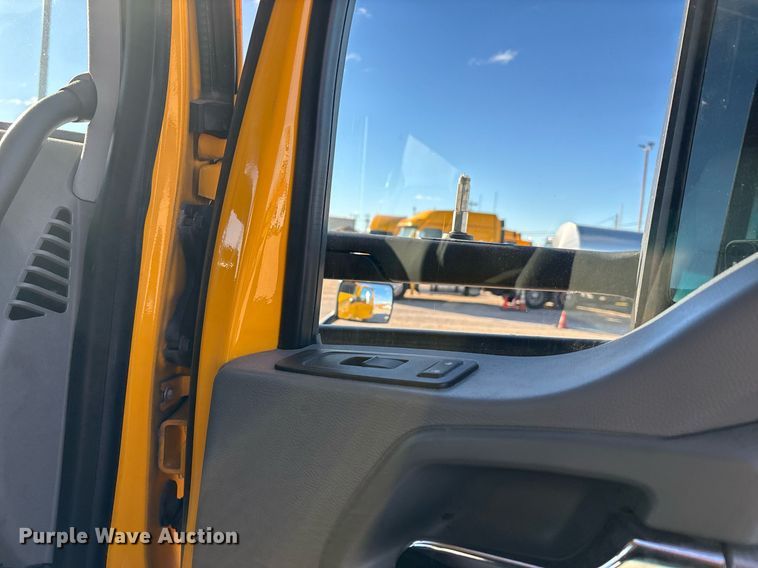 image for item ER4717 2019 Kenworth T680 semi truck