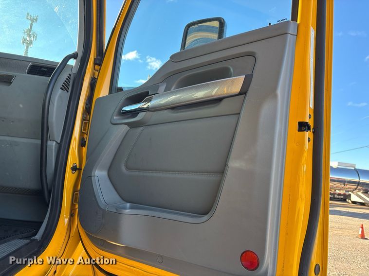 image for item ER4717 2019 Kenworth T680 semi truck