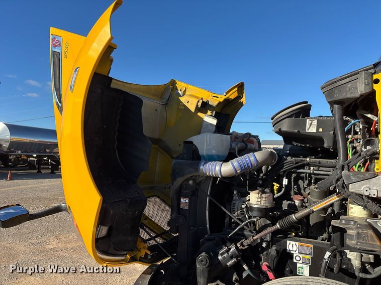 image for item ER4717 2019 Kenworth T680 semi truck