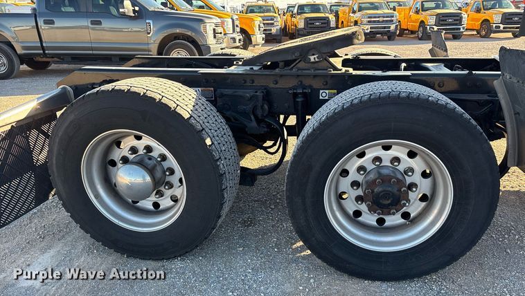 image for item ER4717 2019 Kenworth T680 semi truck