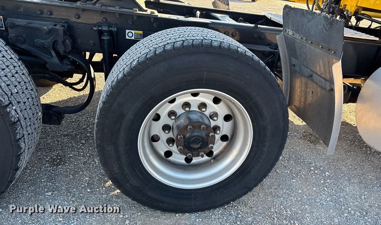 image for item ER4717 2019 Kenworth T680 semi truck