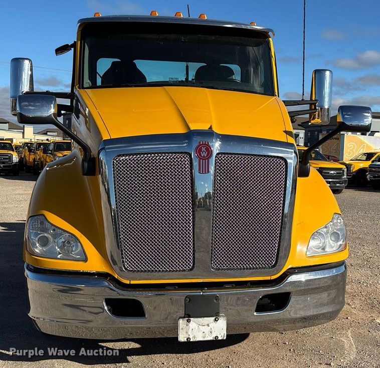 image for item ER4720 2021 Kenworth T680 semi truck
